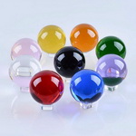 Esfera de cristal con una variedad de colores y tamaños