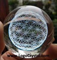 La esfera 60mm cristalina del laser 3D con la flor de la vida grabada al agua fuerte dentro, crea para requisitos particulares está disponible.