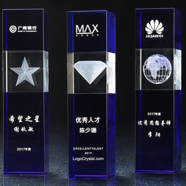 Trofeo premio del cristallo blu inciso al laser terrestre del globo.