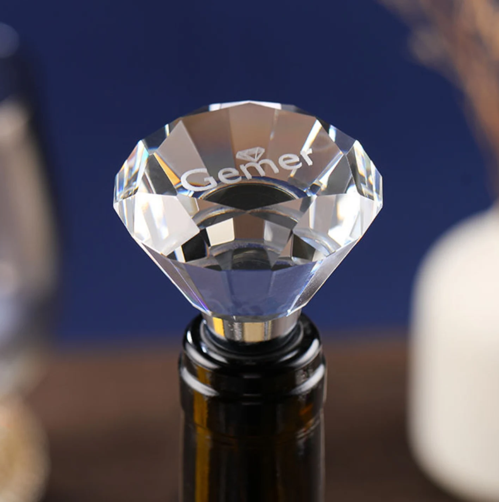 Bouchon de vin en cristal diamant gravé avec logo personnalisé et sommet facetté en K9 sur une bouteille