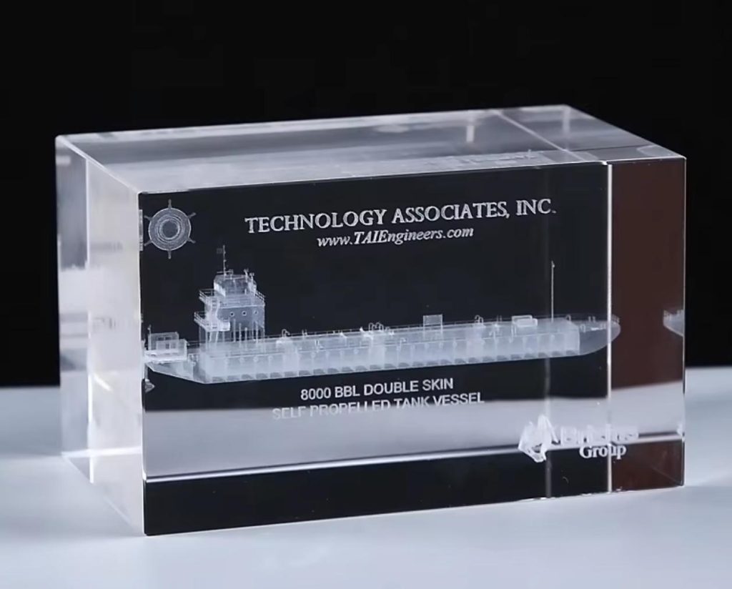 Bloque de cristal grabado a laser en su interior con un buque cisterna autopropulsado en 3D y marca corporativa - recuerdos de ingenieria marina a medida, venta al por mayor